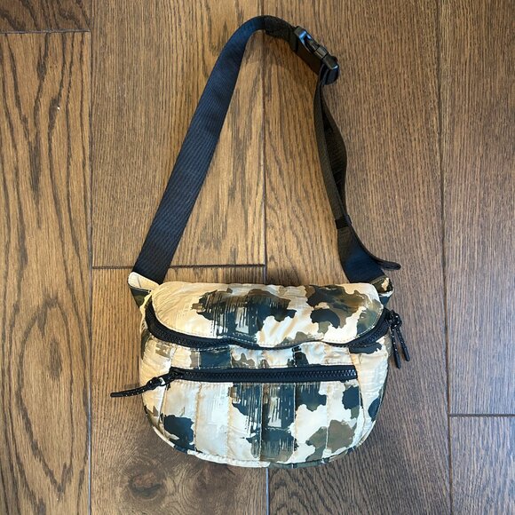 Quilted Print Sling Bag - NWT - Picture 4 of 6